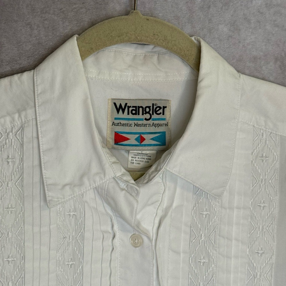 Wrangler White Women's Pintuck Front Button-Down Shirt - Picture 4 of 7